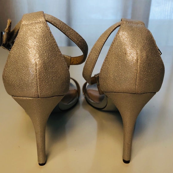 Cream/Silver Heels - Picture 5 of 6